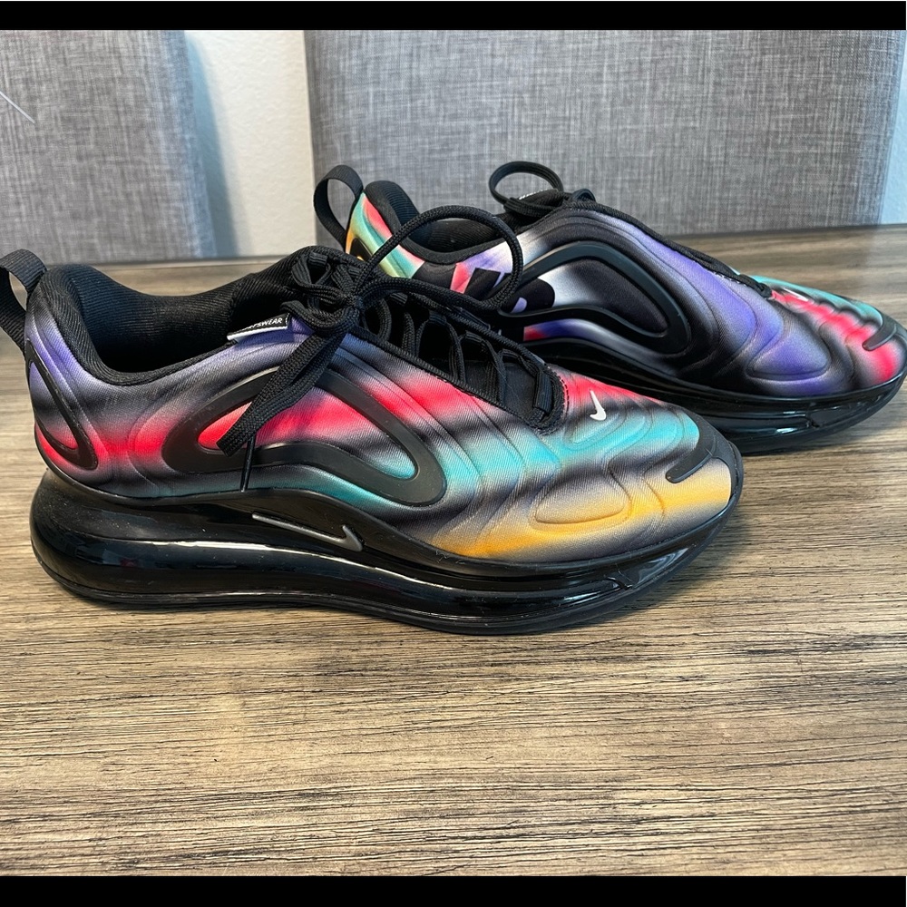 Nike 720 sneaker- youth size 5